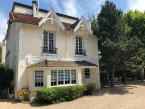 Adorable Petite Maison d'Hôtes à 12 mn de Paris.